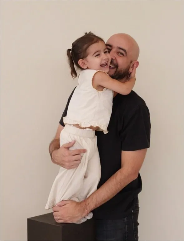 Papá cargando a su hija