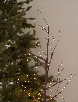 Árbol con luces cálidas