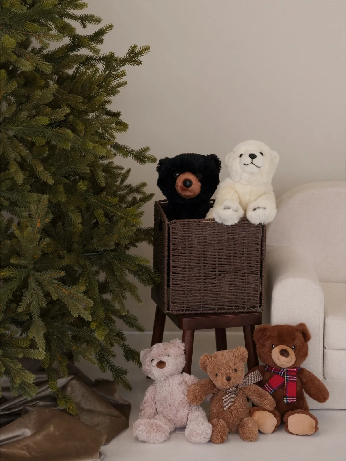 Rincón de juego con peluches junto al sillón